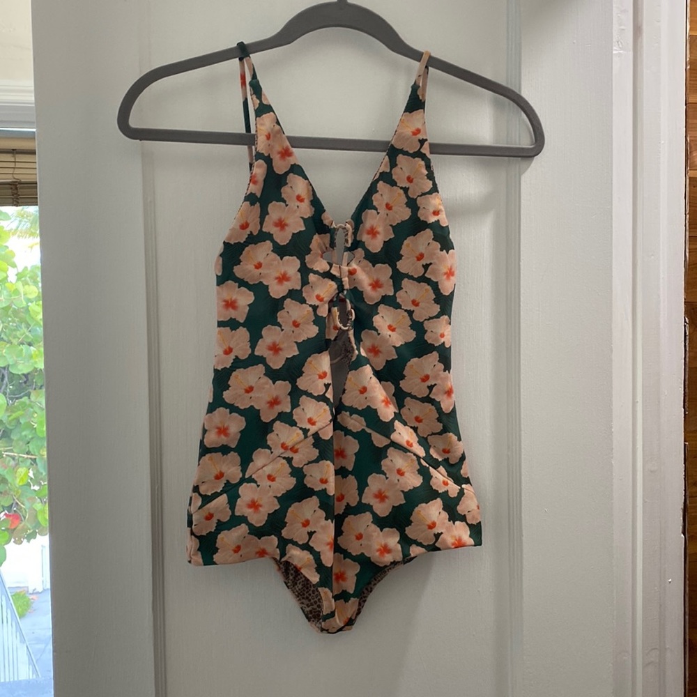 NWT acacia Kokomo size small